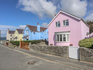 Exterior - The Pink House (Rhosneigr)