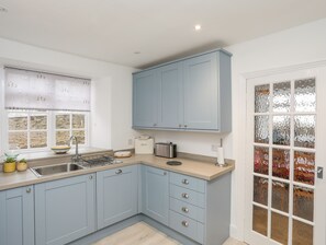 Cottage | Private kitchen | Fridge, dishwasher, electric kettle, toaster - The Pink House (Rhosneigr)