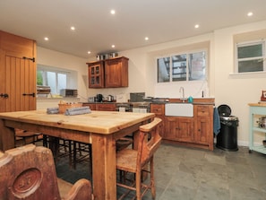 Cottage | Private kitchen | Fridge, microwave, dishwasher, toaster - Salmon Cottage (Saltburn-by-the-Sea)