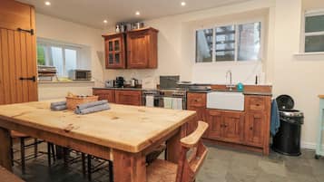 Cottage | Private kitchen | Fridge, microwave, dishwasher, toaster