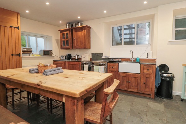 Cottage | Private kitchen | Fridge, microwave, dishwasher, toaster
