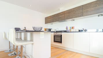 Casa de campo | Cocina privada | Frigorífico, lavavajillas, hervidor eléctrico y tostadora