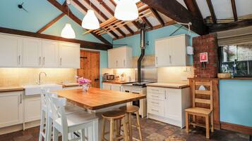 Cottage | Private kitchen | Dishwasher, cookware/dishes/utensils