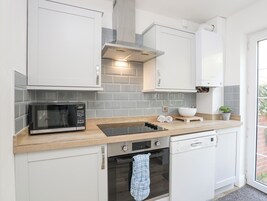 Cottage | Private kitchen | Fridge, microwave, dishwasher, electric kettle