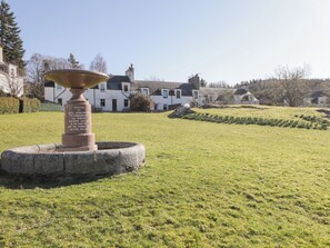 Cottage | Property grounds - Faodail Glenlia (Inverness)
