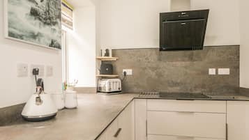 Cottage | Private kitchen | Fridge, stovetop, dishwasher, cookware/dishes/utensils