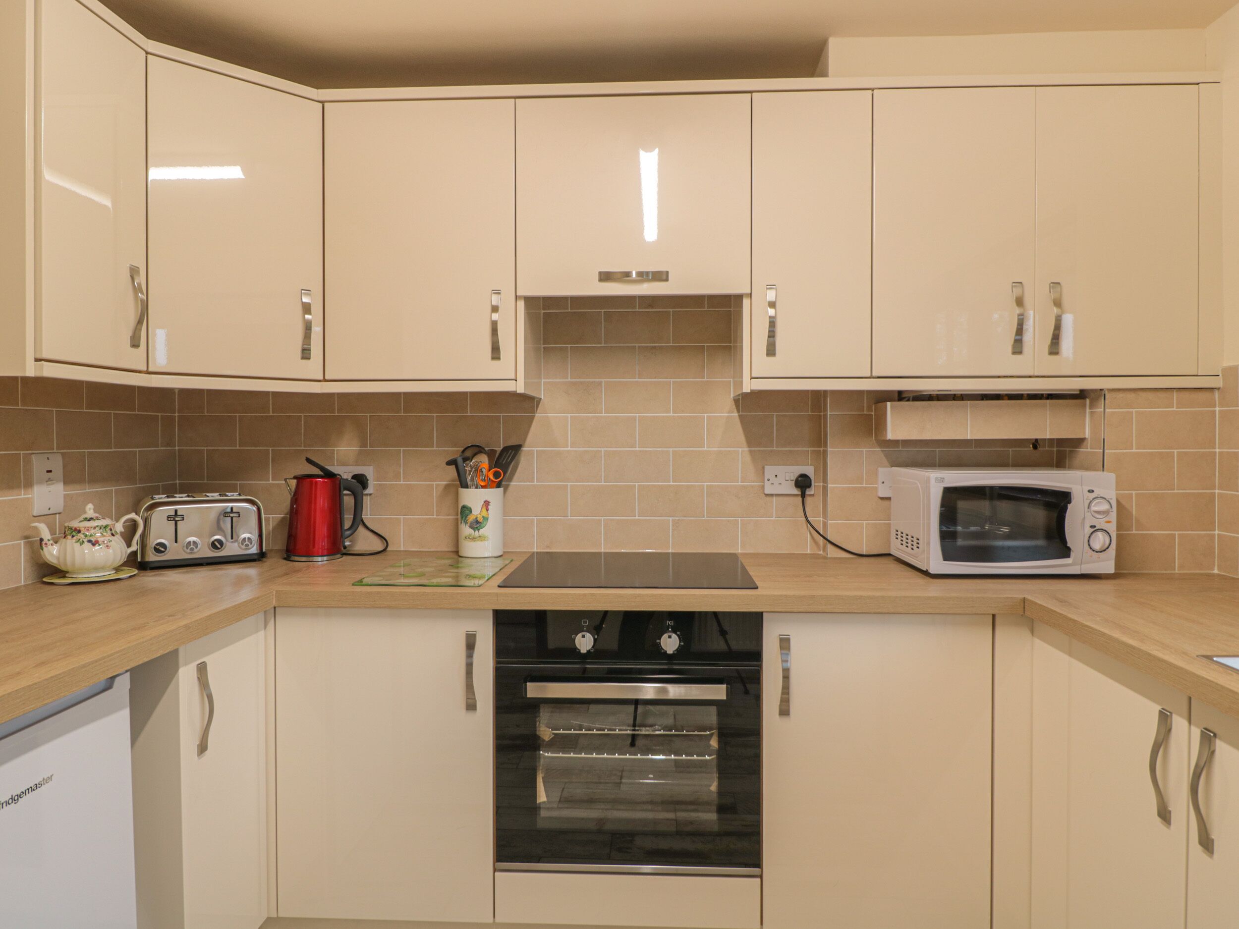 Cottage | Private kitchen | Dishwasher, electric kettle, toaster, cookware/dishes/utensils