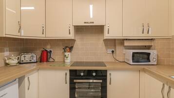 Cottage | Private kitchen | Dishwasher, electric kettle, toaster, cookware/dishes/utensils