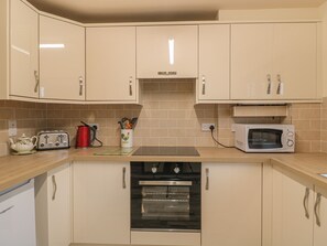 Cottage | Private kitchen | Dishwasher, electric kettle, toaster, cookware/dishes/utensils - Berrys Place Farm Cottage (Gloucester)