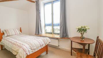 Cottage | 5 bedrooms, WiFi (free), individually decorated, individually furnished
