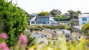 A residential area with houses, some with balconies and others with gardens. - Blue Bay Beach House (Newquay)