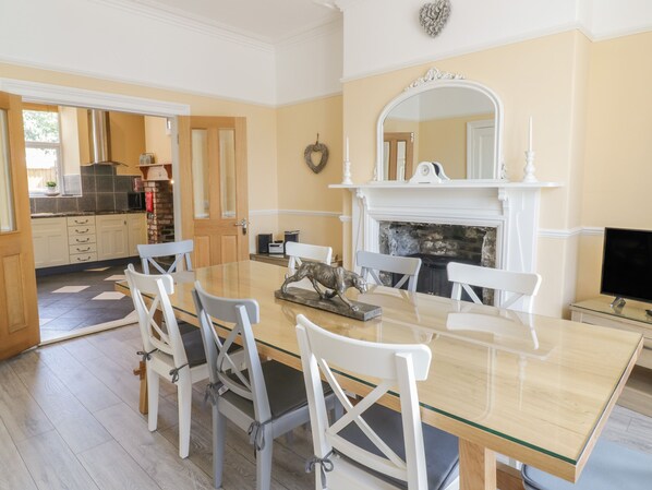 Cottage | Private kitchen | Microwave, dishwasher, electric kettle, toaster