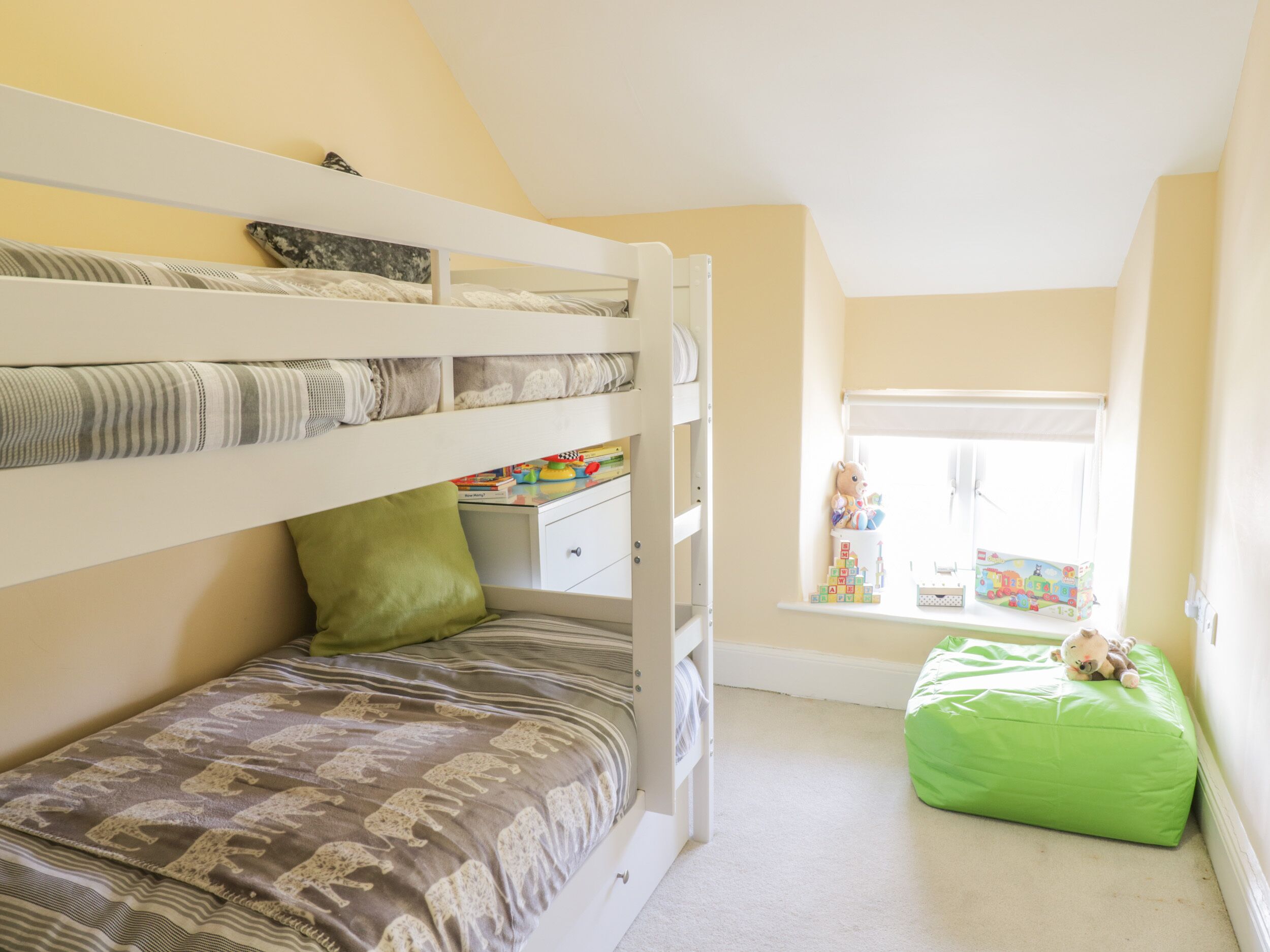 4 habitaciones, decoración personalizada y muebles diferentes 