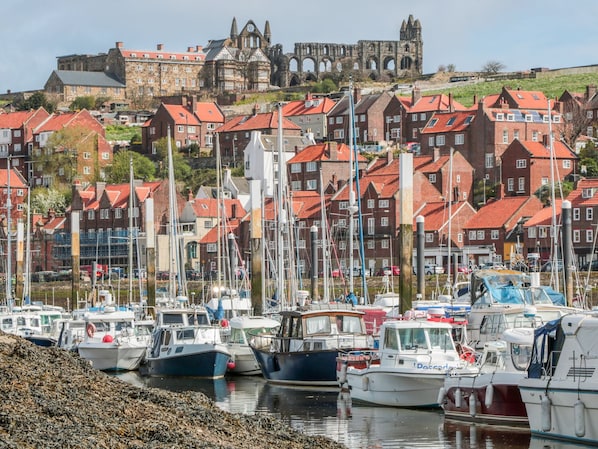 Cottage | Interior - West Cliff Apartment (Whitby)