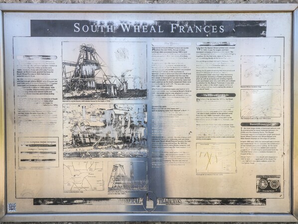 Un panneau d’information historique intitulé « South Wheel Frances » présente, à l’aide de textes et de schémas, l’histoire du site et les activités minières qui y ont été menées.
