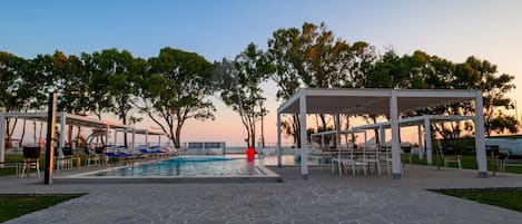 Una piscina al aire libre de temporada