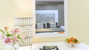 A framed photograph of a bedroom with a bed, pillows, and a nightstand. - Hotel Lido Beach (Oristano)