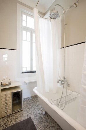 Triple Room, Balcony, Patio View | Syvä kylpyamme