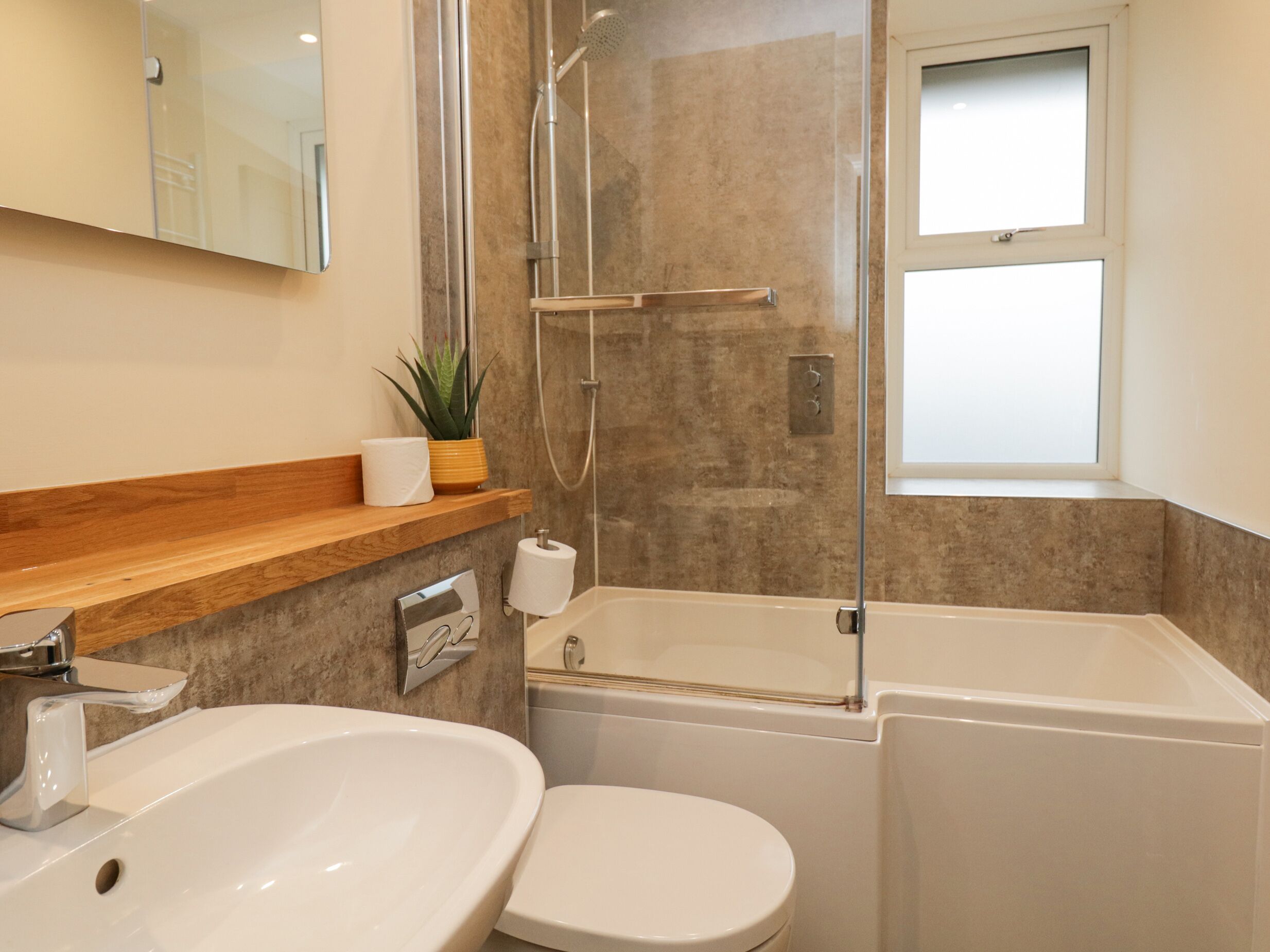Une salle de bain moderne avec une baignoire, des toilettes et un lavabo.