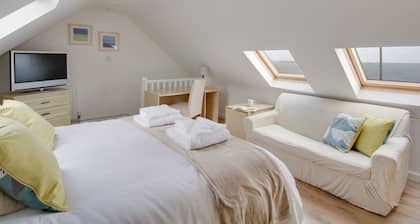 The Lookout -the House With A View