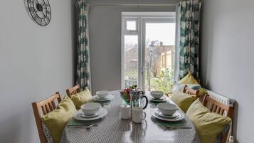 Cottage | Private kitchen | Dishwasher, cookware/dishes/utensils