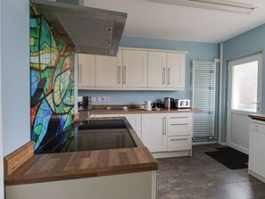 Cottage | Private kitchen | Dishwasher, cookware/dishes/utensils - The Lookout -the House With A View (Weymouth)