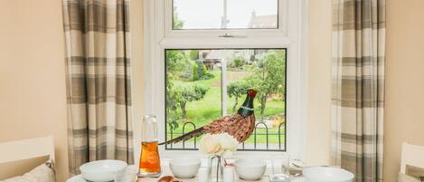 Cottage | Private kitchen | Microwave, cookware/dishes/utensils