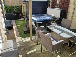 Cottage | Outdoor dining - Lock View - Nordic Spa (Skipton)
