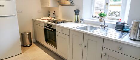 Cottage | Private kitchen | Dishwasher, electric kettle, cookware/dishes/utensils