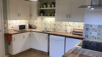 Casa de campo | Cozinha privada | Geladeira, micro-ondas, cooktop, lava-louças