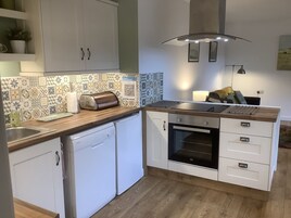 Refrigerador, microondas, placa de cocina, lavavajillas