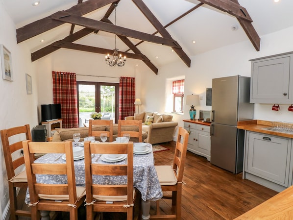 Cottage | Private kitchen | Dishwasher, cookware/dishes/utensils