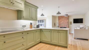 Cottage | Privékeuken | Een vaatwasser, een waterkoker, een broodrooster, een kinderstoel