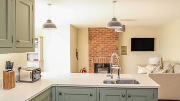 Cottage | Privékeuken | Een vaatwasser, een waterkoker, een broodrooster, een kinderstoel