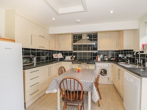 Cottage | Privékeuken | Een koelkast, een microgolfoven, een vaatwasser, een waterkoker