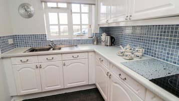 Cottage | Private kitchen | Dishwasher, high chair, cookware/dishes/utensils