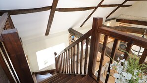 Eine Holztreppe mit rustikalem Design, die zu einer oberen Etage führt.