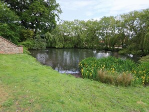 Cottage | Property grounds - Far Barn (Fakenham)