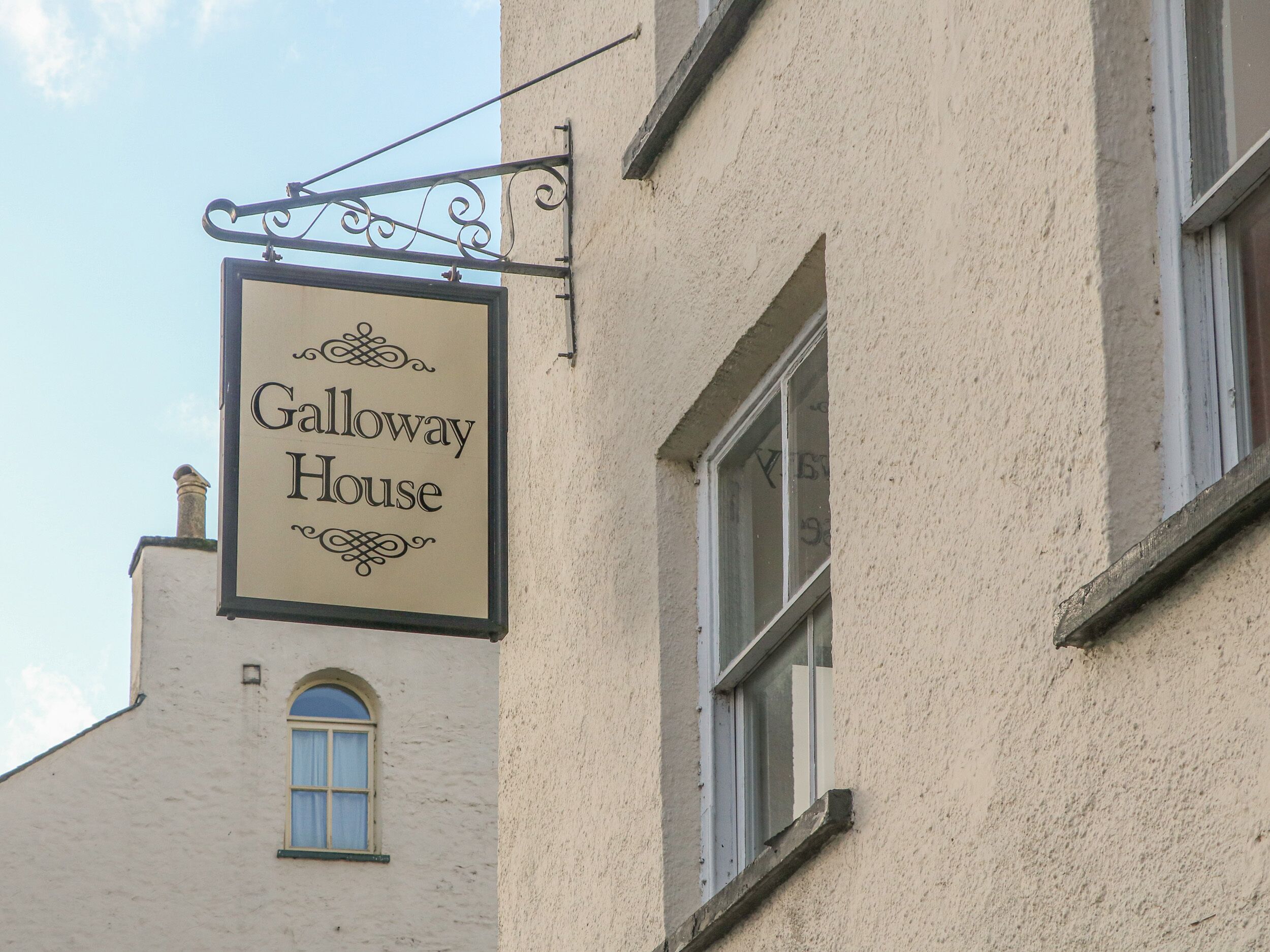 Un edificio con un letrero que dice 'Galloway House'.