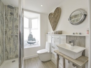 Cottage | Bathroom | Shower, hair dryer