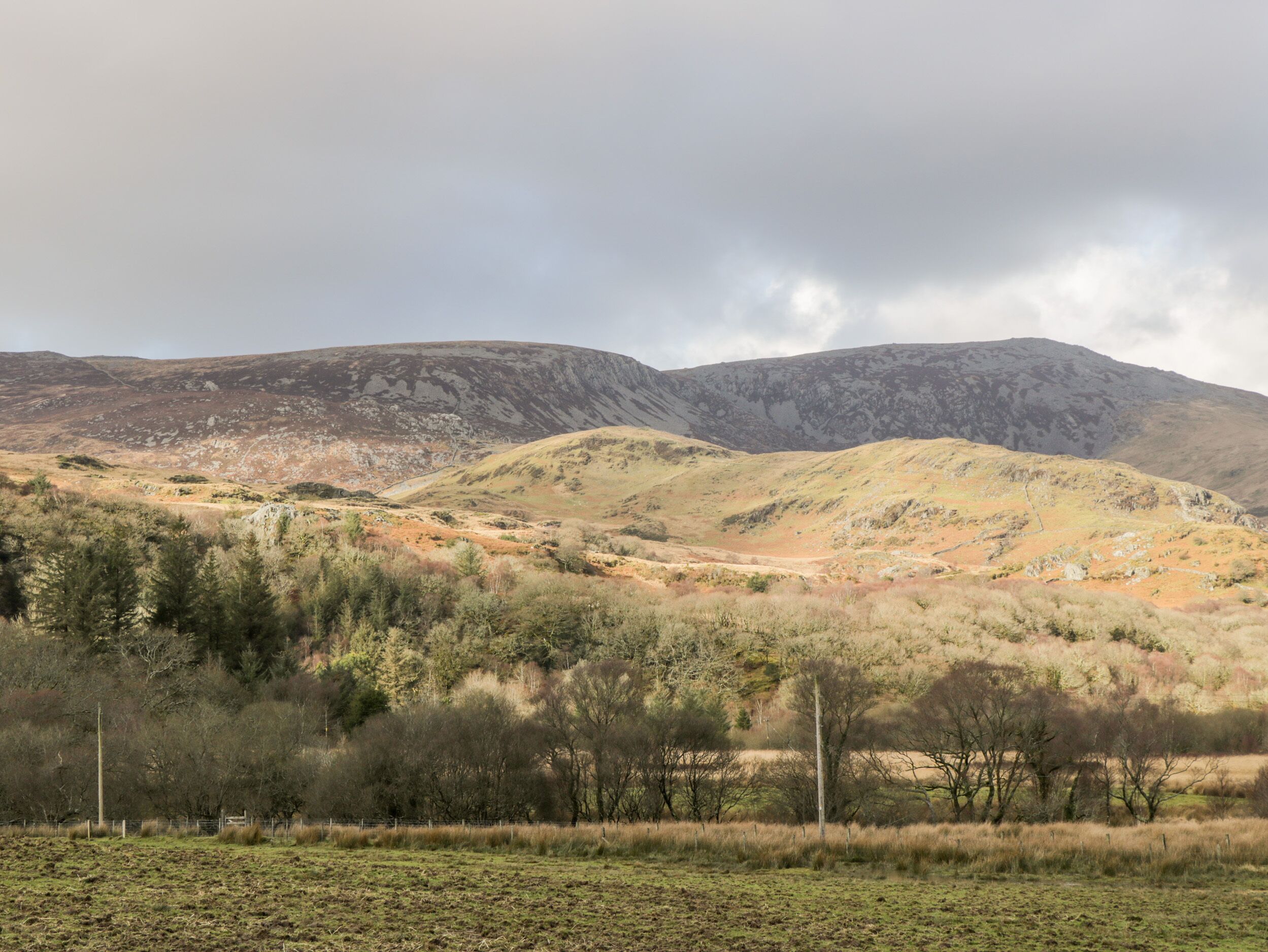 Een bergachtig landschap met een heldere lucht.