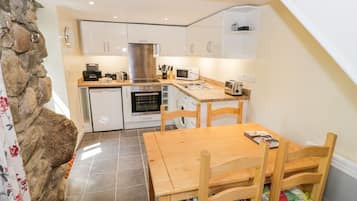 Casa de campo | Cocina privada | Refrigerador, microondas y utensilios de cocina