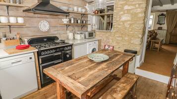 Cottage | Private kitchen | Fridge, stovetop, dishwasher, high chair