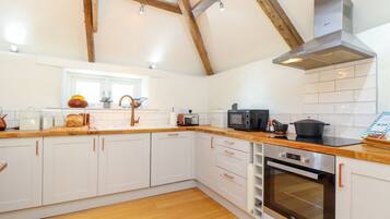 Cottage | Bếp riêng | Lò vi sóng, bếp nấu, máy rửa bát, ấm điện
