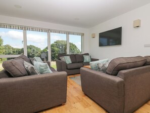 Cottage | Living area - Willow (Truro)