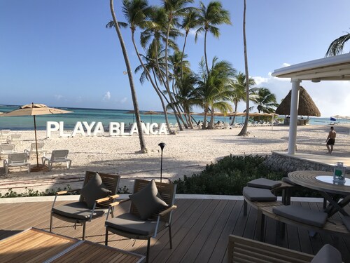 Relax in luxury apartment, private beach & pool