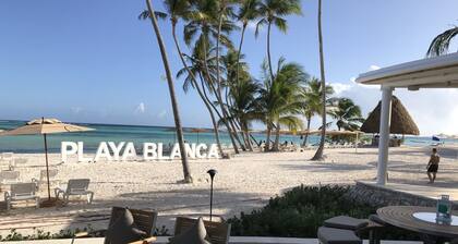 Relax in luxury apartment, private beach & pool