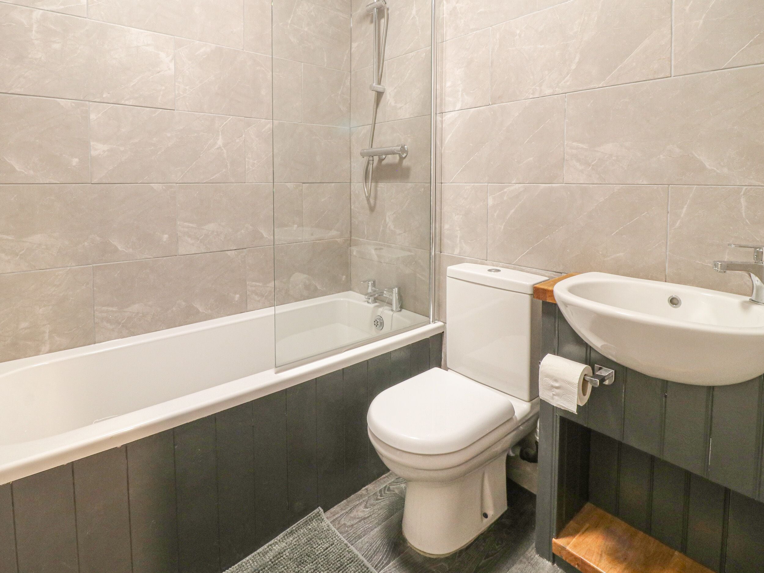 Ein Badezimmer mit Badewanne, Toilette und Waschbecken.