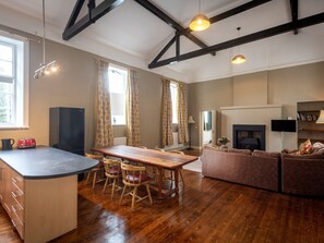 Cottage | Bahagian dalam