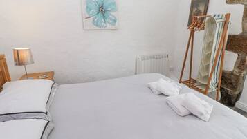 Chaumière | 1 chambre, accès au Wi-Fi (inclus), décor unique, ameublement unique